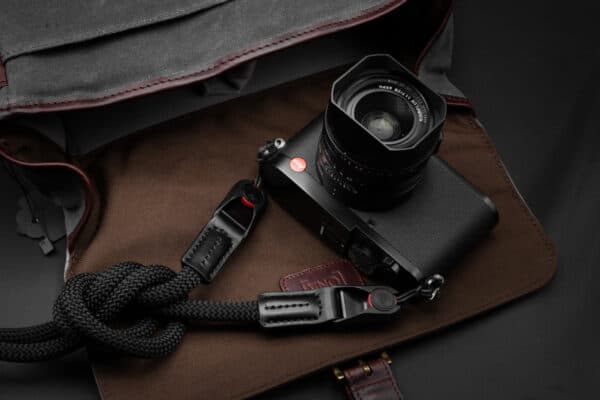 สายคล้องกล้องเชือก สีดำ Black พร้อมหัวต่อ Peak Design จาก ProudLone