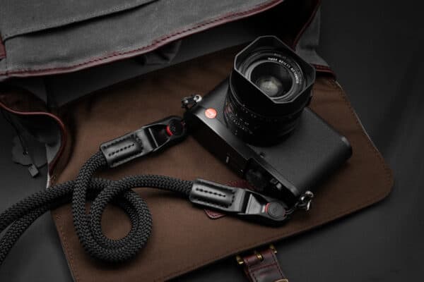 สายคล้องกล้องเชือก สีดำ Black พร้อมหัวต่อ Peak Design จาก ProudLone