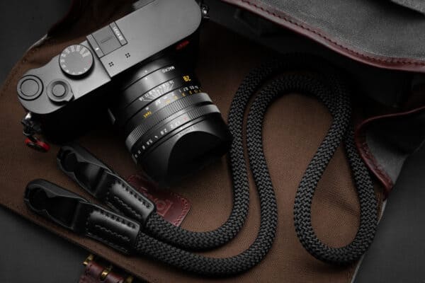 สายคล้องกล้องเชือก สีดำ Black พร้อมหัวต่อ Peak Design จาก ProudLone