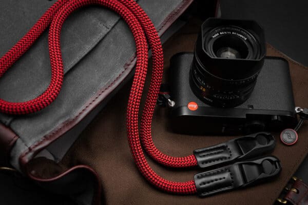 สายคล้องกล้องเชือก สีแดง Red พร้อมหัวต่อ Peak Design จาก ProudLone