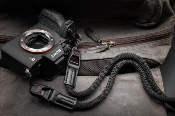 สายคล้องกล้องเชือก สีดำ Black พร้อมหัวต่อ Peak Design จาก ProudLone