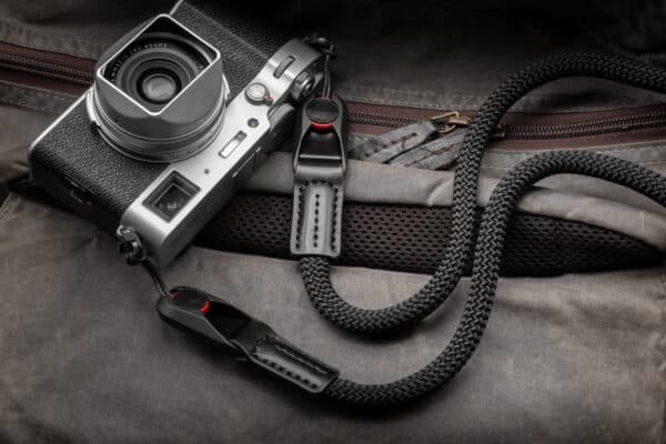 สายคล้องกล้องเชือก สีดำ Black พร้อมหัวต่อ Peak Design จาก ProudLone