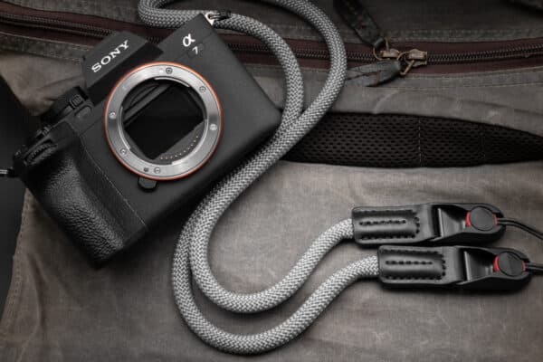 สายคล้องกล้องเชือก สีเทา Silver Grey พร้อมหัวต่อ Peak Design จาก ProudLone