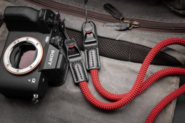 สายคล้องกล้องเชือก สีแดง Red พร้อมหัวต่อ Peak Design จาก ProudLone