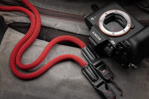 สายคล้องกล้องเชือก สีแดง Red พร้อมหัวต่อ Peak Design จาก ProudLone