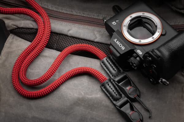 สายคล้องกล้องเชือก สีแดง Red พร้อมหัวต่อ Peak Design จาก ProudLone