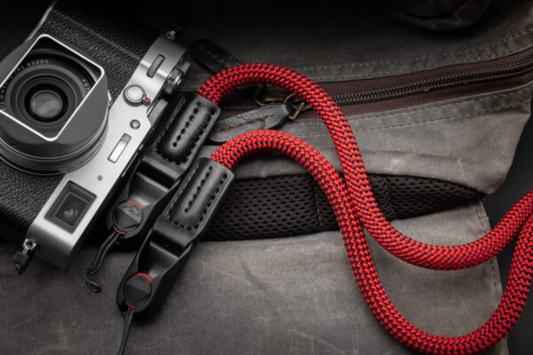 สายคล้องกล้องเชือก สีแดง Red พร้อมหัวต่อ Peak Design จาก ProudLone