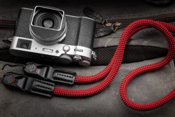 สายคล้องกล้องเชือก สีแดง Red พร้อมหัวต่อ Peak Design จาก ProudLone
