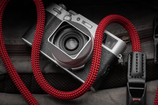 สายคล้องกล้องเชือก สีแดง Red พร้อมหัวต่อ Peak Design จาก ProudLone