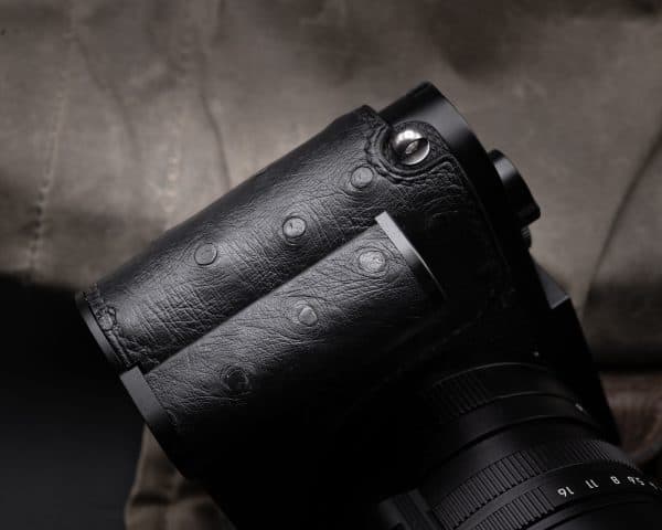 เคส Leica Q3 Black Ostrich Kontice เคสหนังนกกระจอกแท้ สีดำ มีกริป