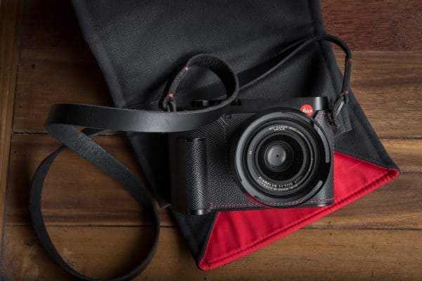 สายคล้องกล้อง TAP&DYE Classic Black Red 107cm