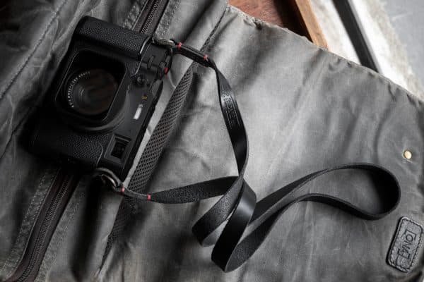 สายคล้องกล้อง TAP&DYE Classic Black Red 107cm