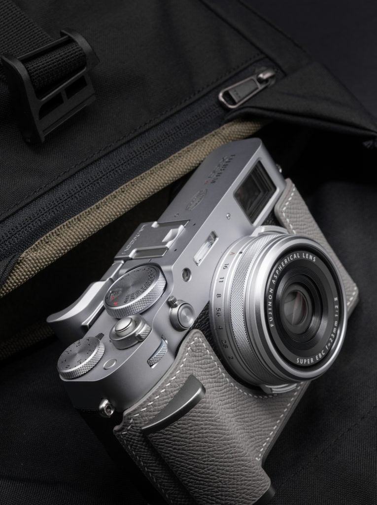 เคส Fuji X100VI แบบมีกริป สีเทา ฐานสีเงิน Kontice Leather Case