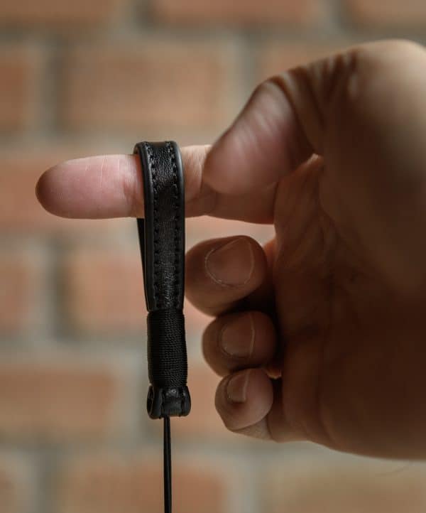 สายคล้องนิ้ว Finger Strap หนังแท้ สีดำ Tusk Style