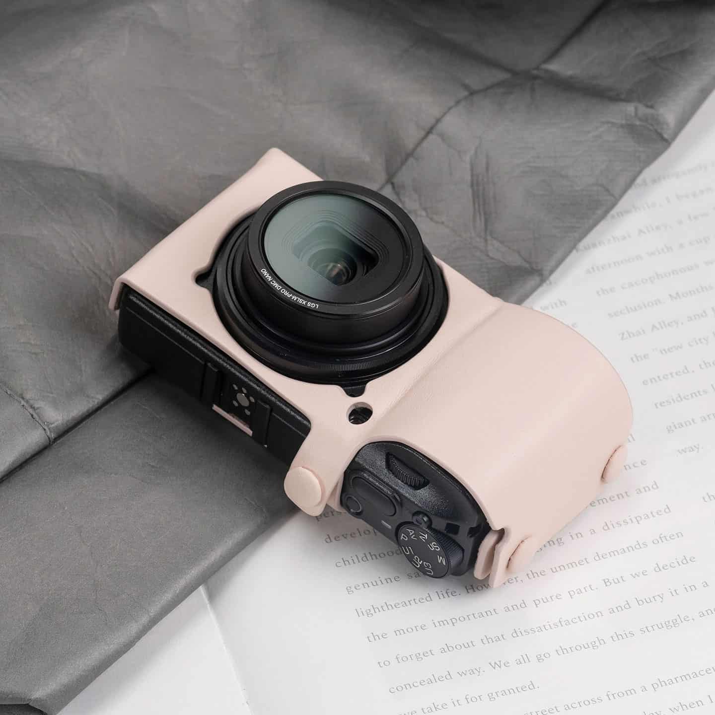 เคสหนัง Ricoh GRIV GR4 สีชมพู จาก Cam-in x Larry Gadget Leather Case