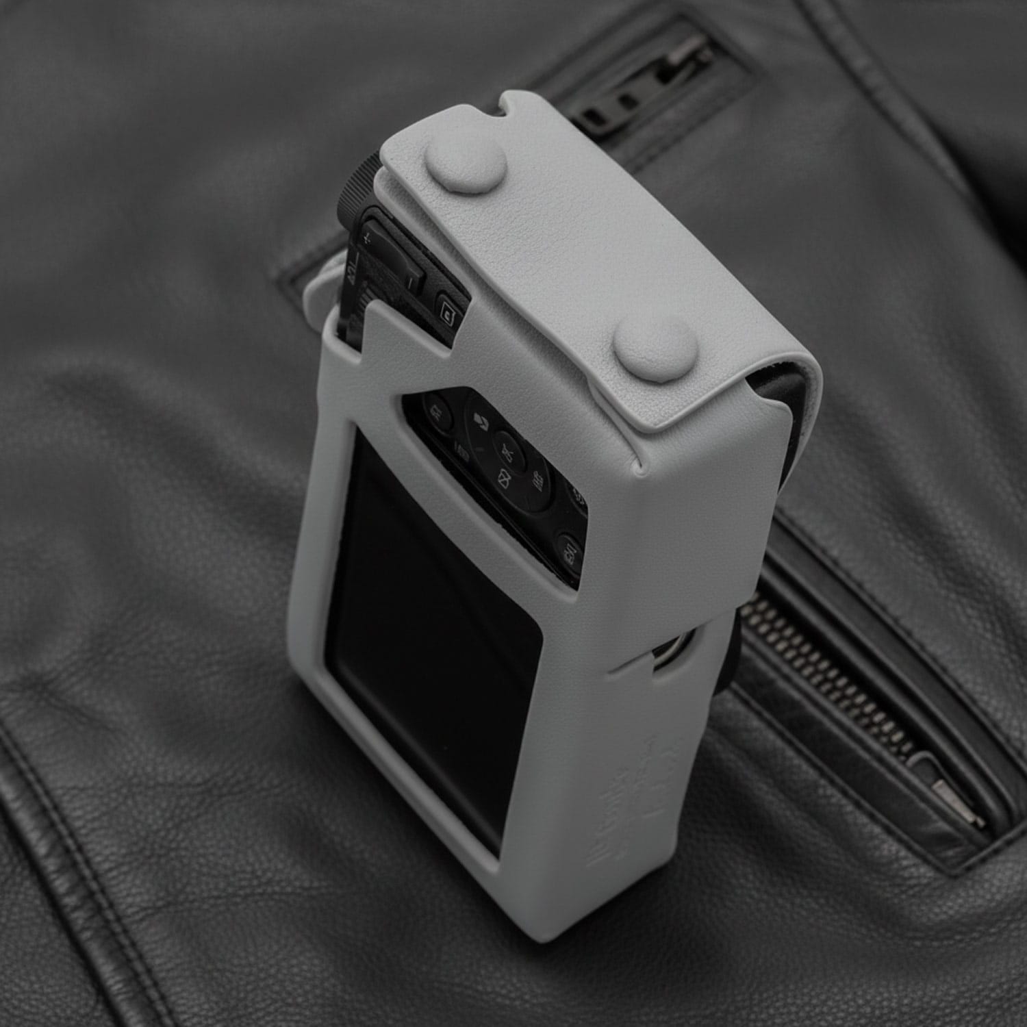 เคสหนัง Ricoh GRIV GR4 สีเทา จาก Cam-in x Larry Gadget Leather Case