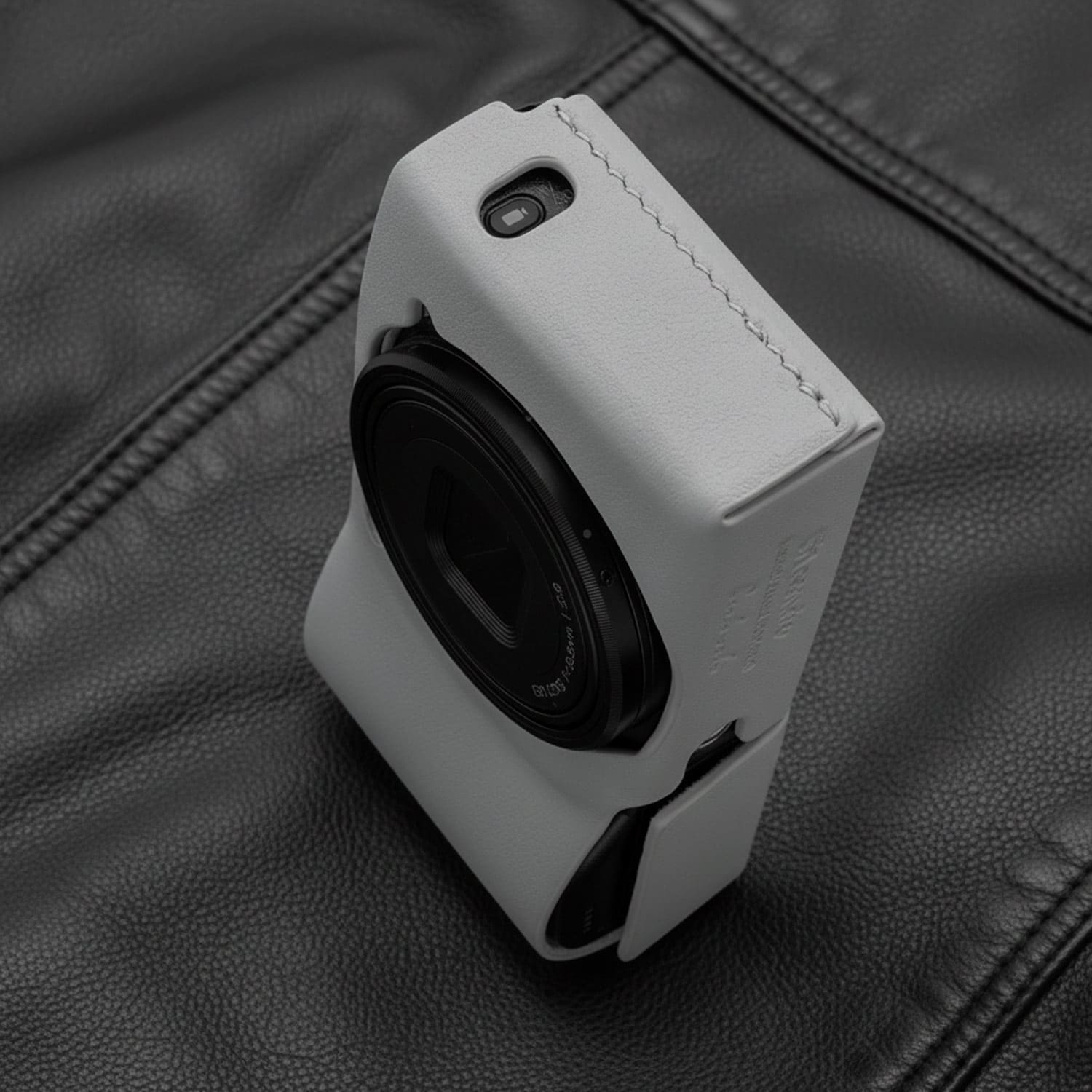 เคสหนัง Ricoh GRIV GR4 สีเทา จาก Cam-in x Larry Gadget Leather Case