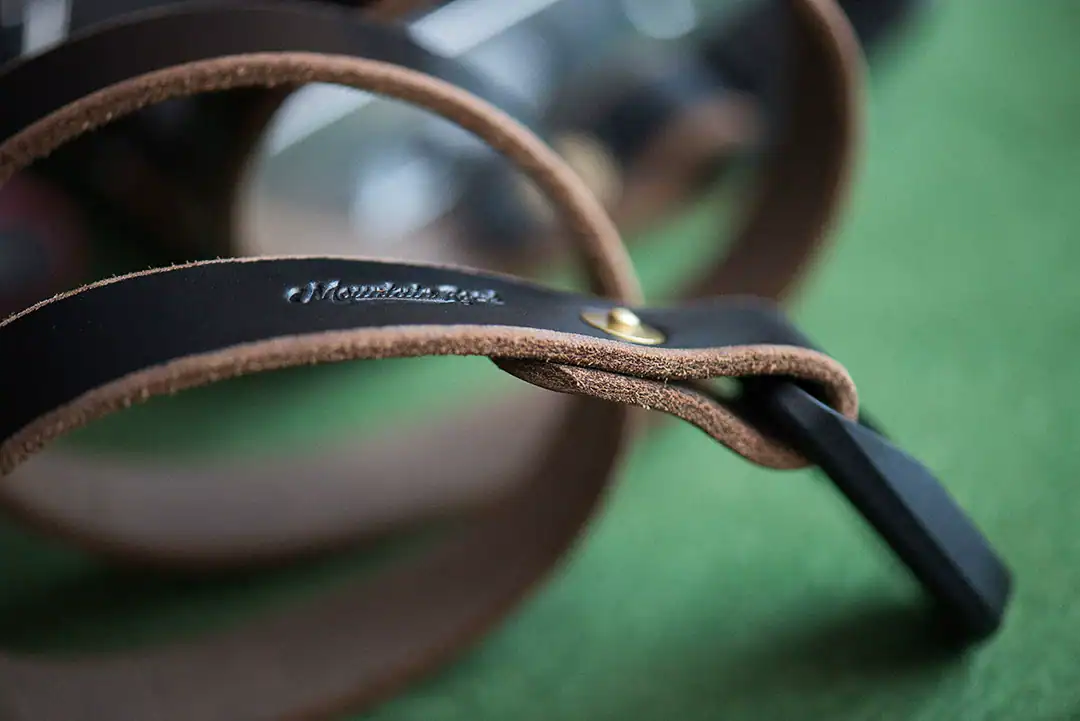 สายคล้องกล้อง หนังแท้ Mountain Rock สีดำ Black พร้อมหัวต่อปลดเร็ว
